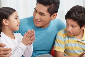 Membantu Anak Anda Berkomunikasi dengan Lancar.
