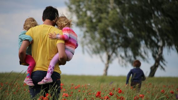 Batasan Dalam Memanjakan Anak: Peran Ayah dan Bunda yang Tepat